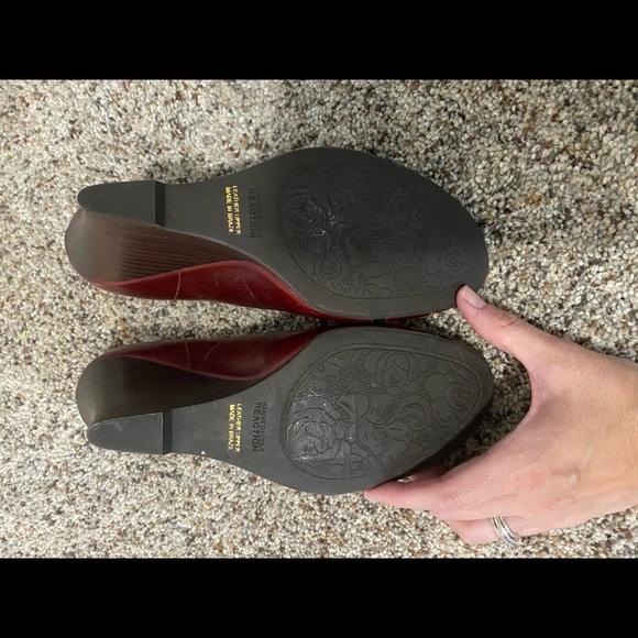 Kenneth Cole reaction red wedges size 7 1/2 - Picture 3 of 5